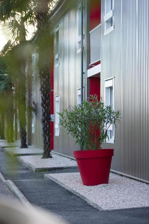 Brit Hotel Essentiel Pau Lescar Εξωτερικό φωτογραφία